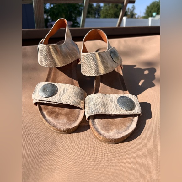 Taos Footwear Metallic Sandals - Picture 2 of 6